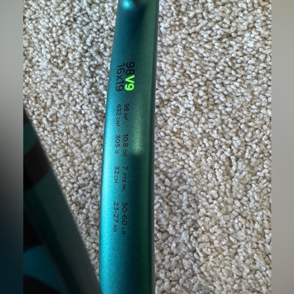 Wilson Blade V9 Tennis Racket - Picture 2 of 3